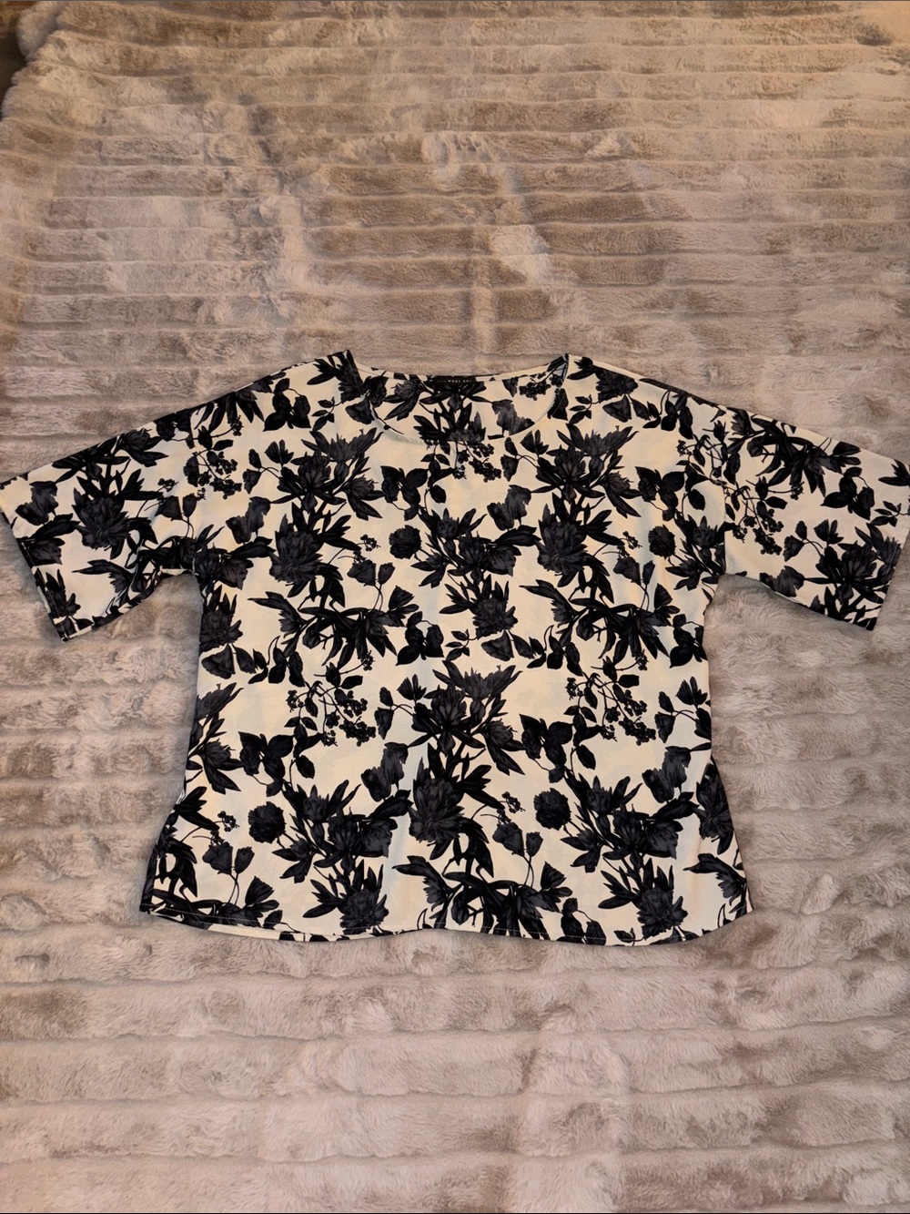 West Kei Black and White Floral Short Sleeve Tee